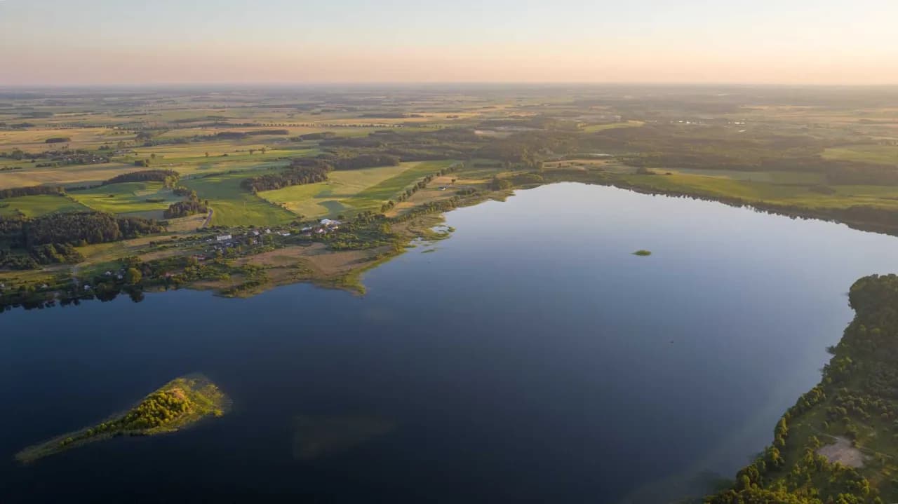 Działka nad jeziorem z linią brzegową w warmińsko-mazurskim – idealna inwestycja