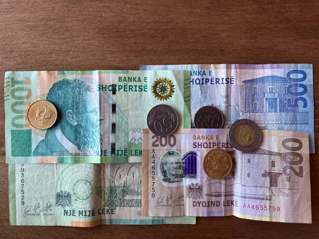 Jaka jest waluta w Albanii? Odkryj, co warto wiedzieć o leku