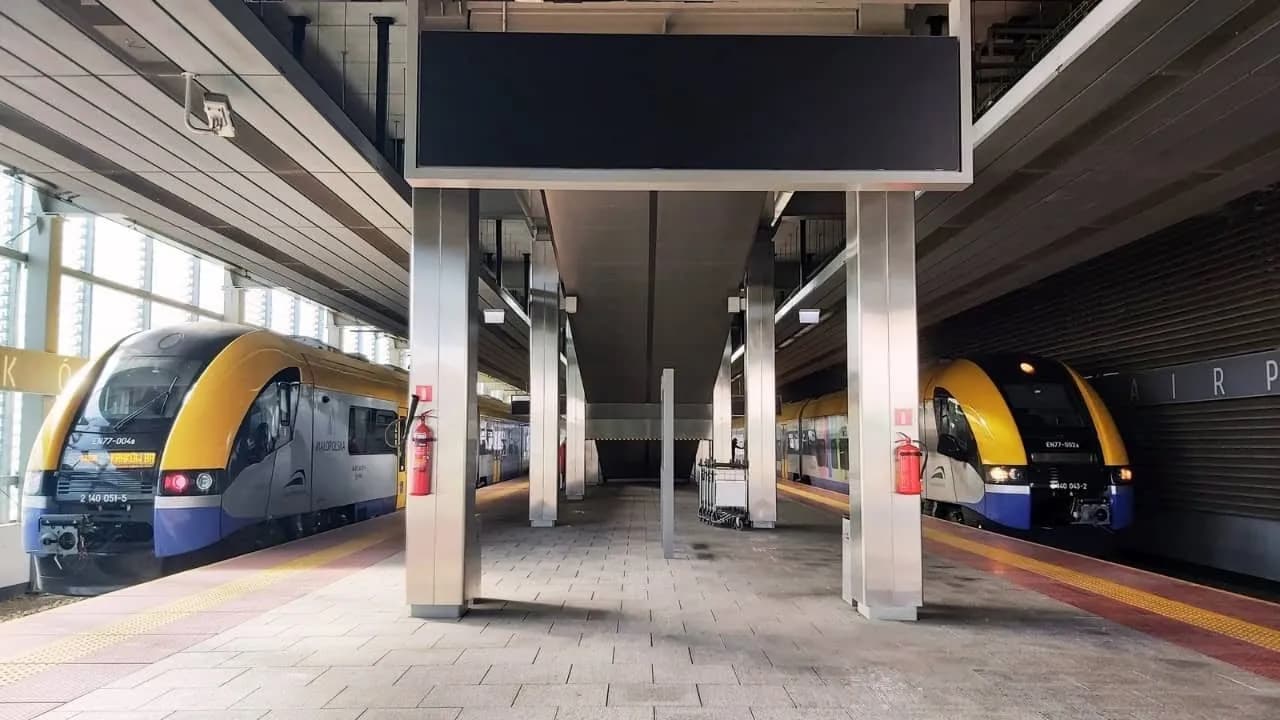 Skąd odjeżdża kolejka na lotnisko w Krakowie? Sprawdź, co musisz wiedzieć