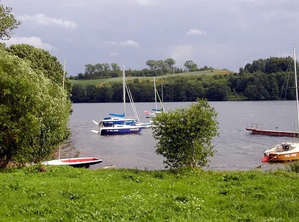 Jezioro Raduńskie – atrakcje, noclegi i najlepsze aktywności nad wodą