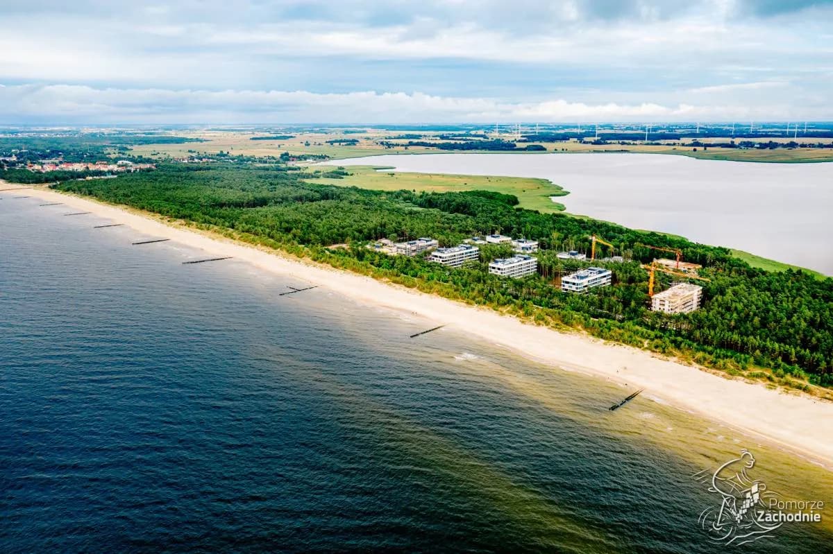 Jezioro Resko Przymorskie: Raj dla miłośników natury i sportów wodnych