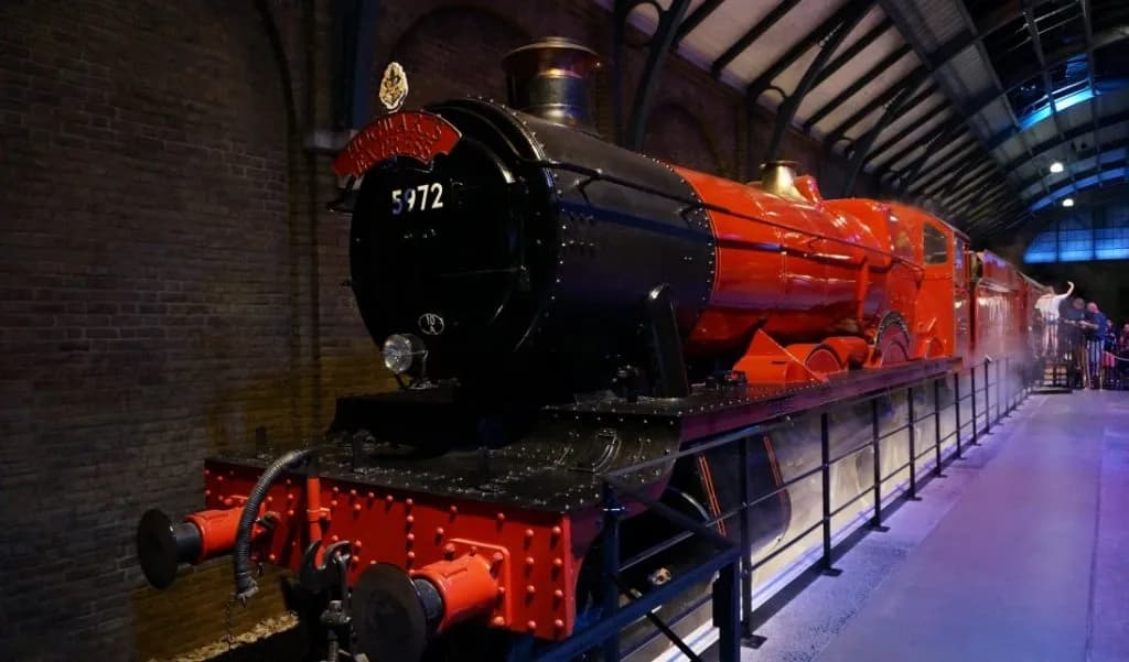 Skąd odjeżdża autobus do studia Harrego Pottera – ważne informacje